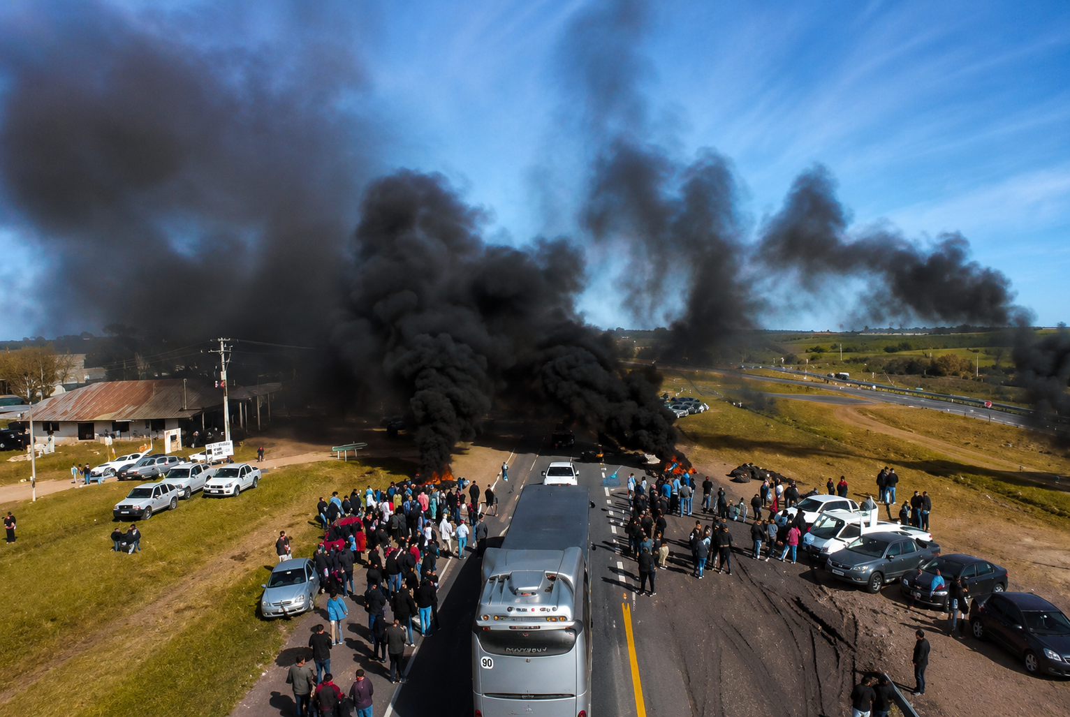 Trabajadores realizaron una jornada de protesta con cortes parciales sobre la Ruta 14 en Gualeguaychú