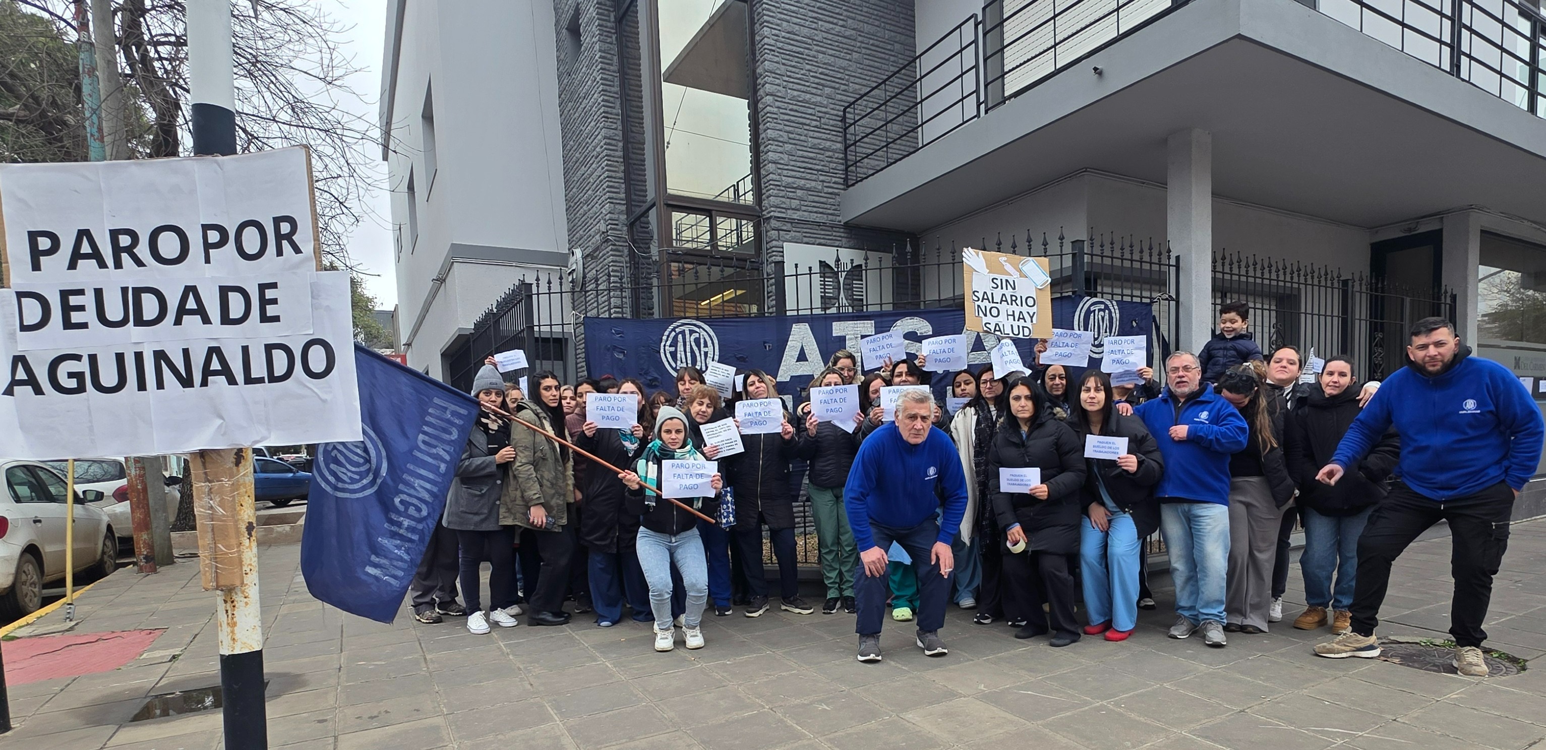 Trabajadores de la Clínica del Carmen realizan un paro y reclaman el pago del aguinaldo