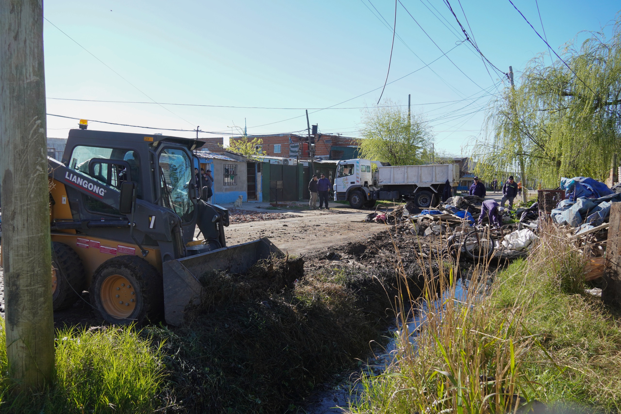 Villa Angus: El Municipio trabajó en la limpieza Integral, mantenimiento y desobstrucción de zanja 