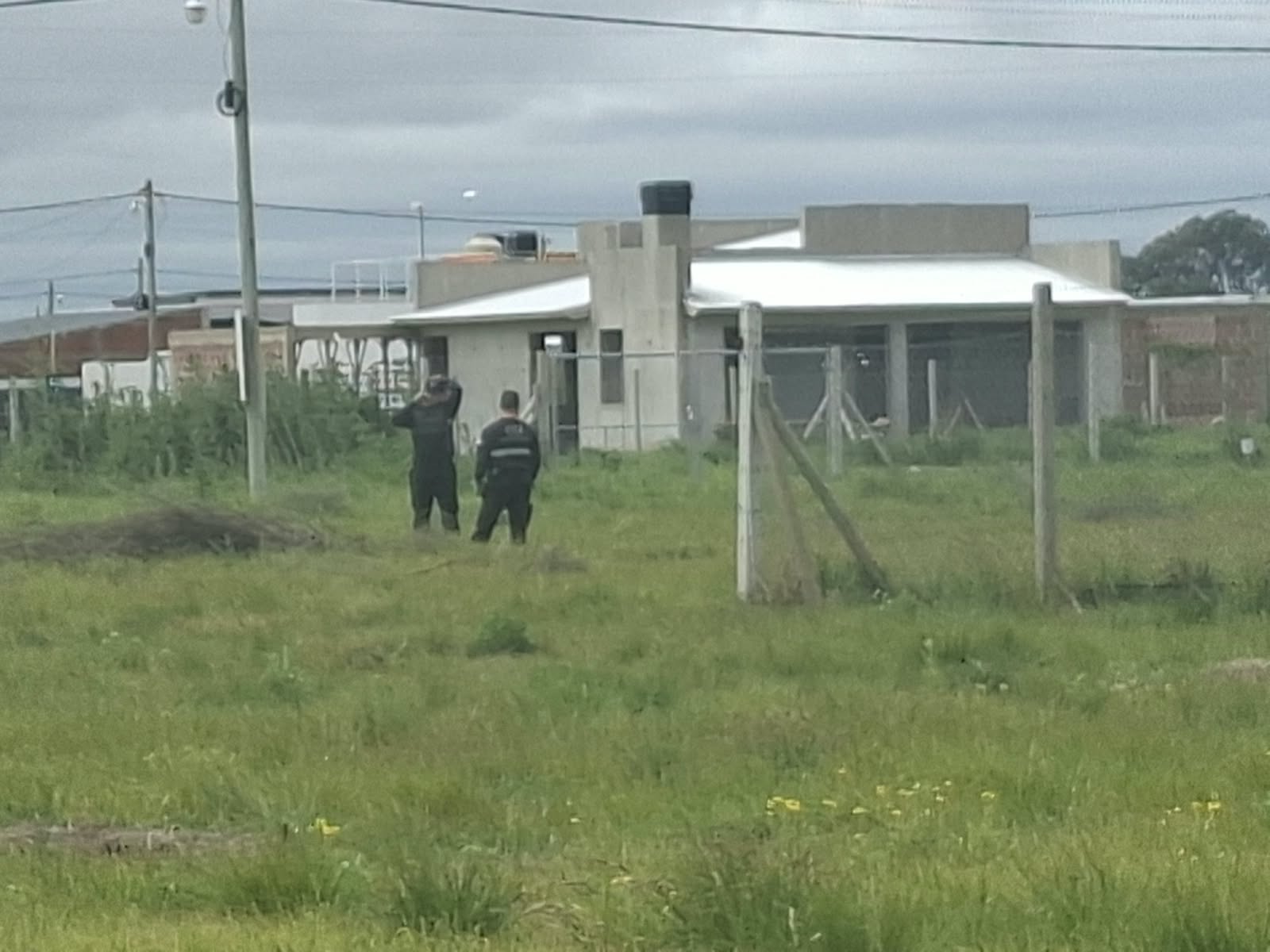 Tiroteo en La Campiña: una agente del COZ lucha por su vida y buscan a un tercer sospechoso
