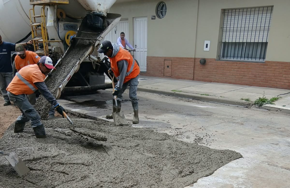 Continúan los trabajos de bacheo y mejoramiento de calles en Zárate
