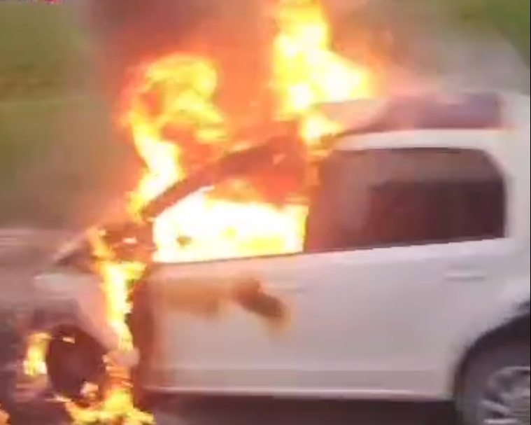 Un vehículo quedó destruido por un incendio en la ruta 193
