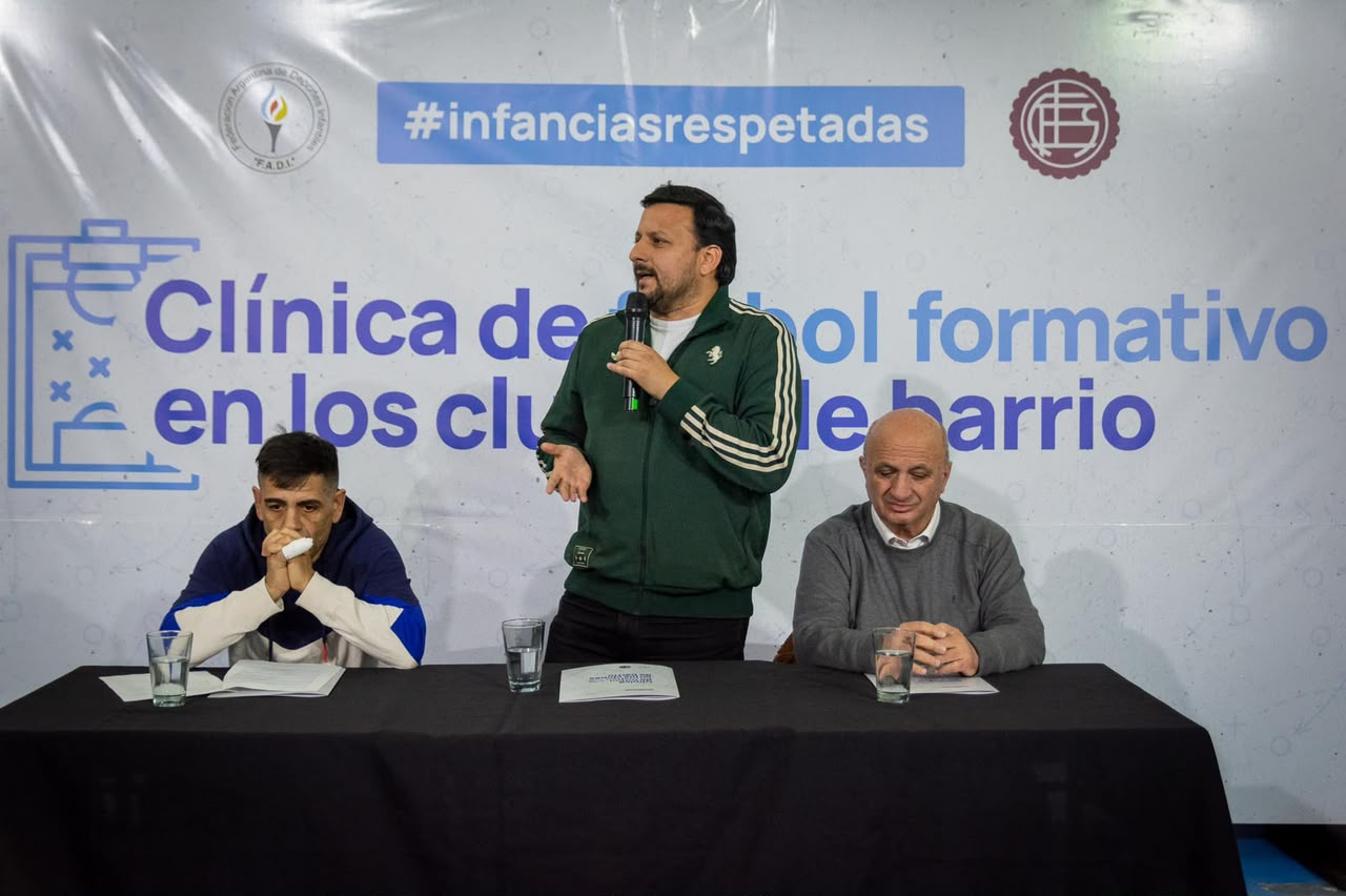 Emmanuel Santalla y Nicolás Russo encabezaron una Clínica de Futbol para clubes de barrio