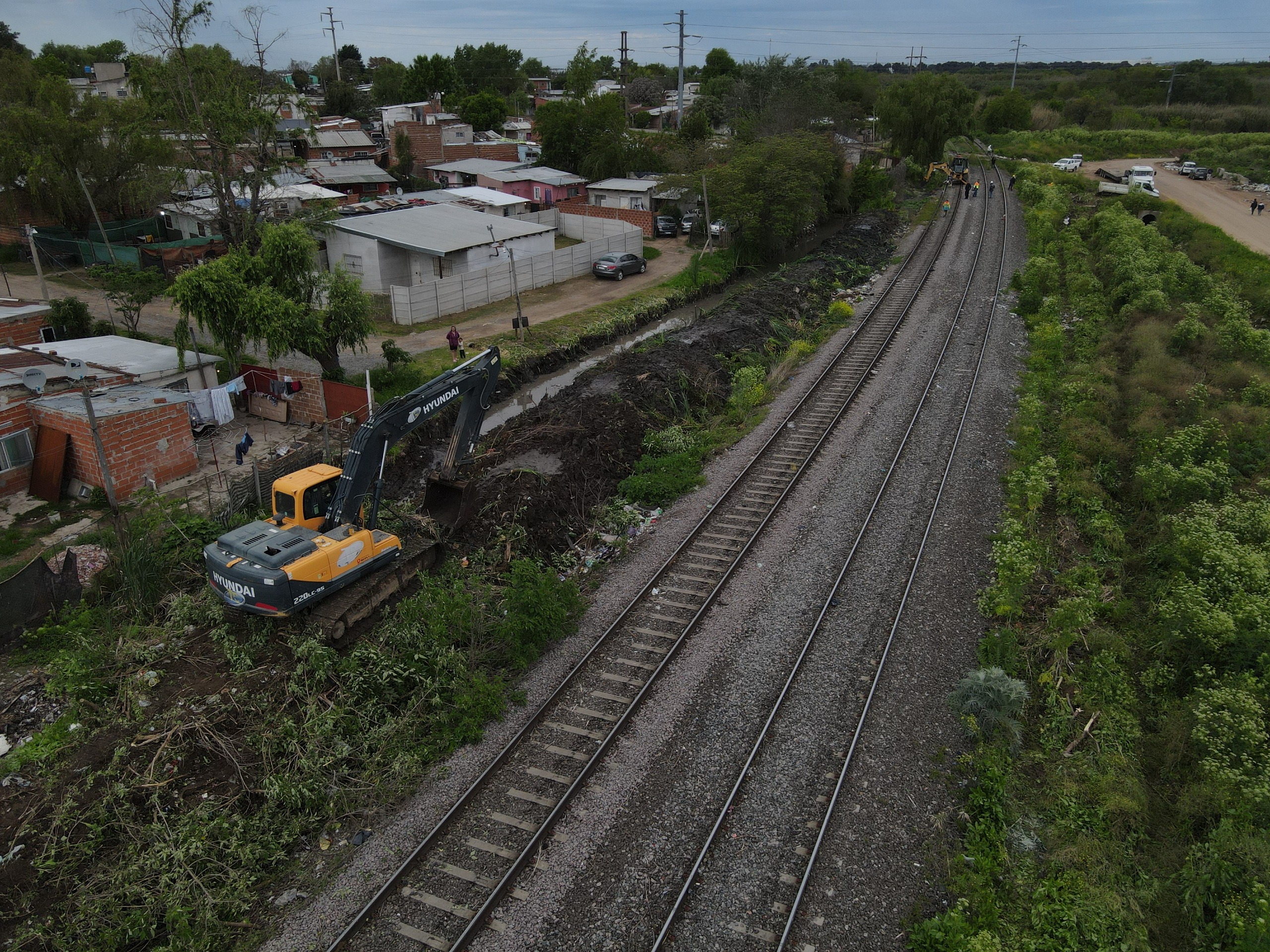 El Municipio y Trenes Argentinos trabajan en la limpieza y zanjeo que beneficiará a barrios cercanos a las vías del tren