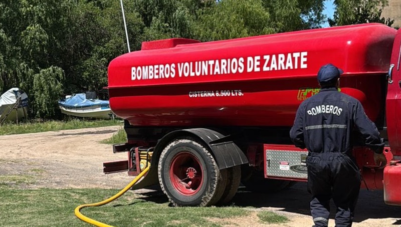 Bomberos suministran agua a barrios que reclaman por falta de servicio
