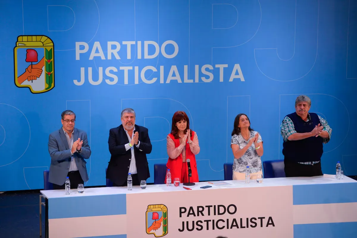 Cristina Kirchner encabeza la primera reunión del PJ como presidenta