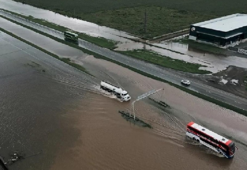 Dos micros con más de 80 pasajeros quedaron varados por la tormenta en Ruta 9
