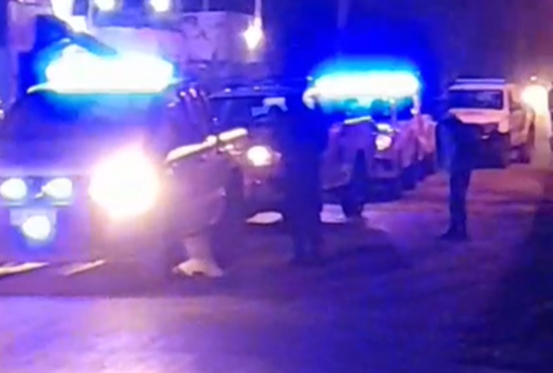 Feroz ataque de una joven a policías