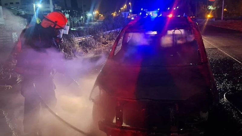 Incendio de vehículo en Ruta 6: intervención de Bomberos Voluntarios de Zárate