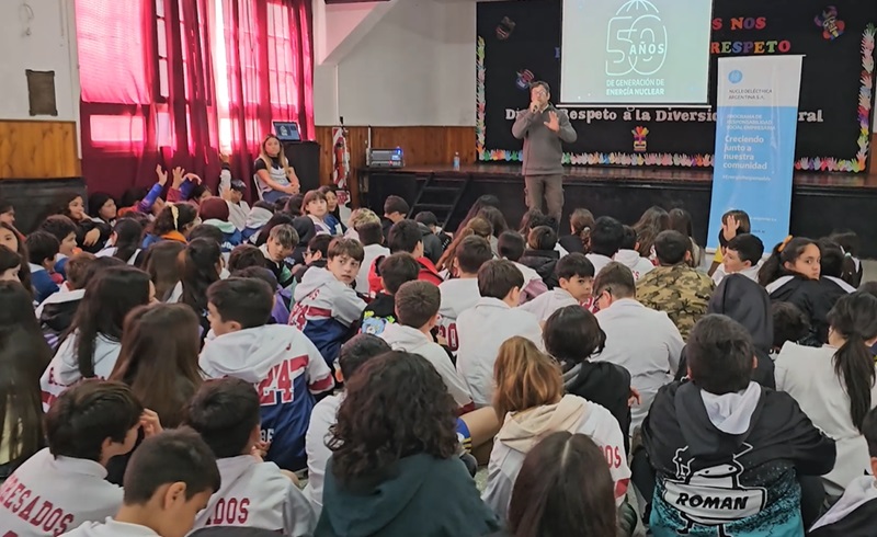 Nucleoeléctrica reafirma su compromiso con la educación y la comunidad a través de charlas en escuelas de Zárate y Lima