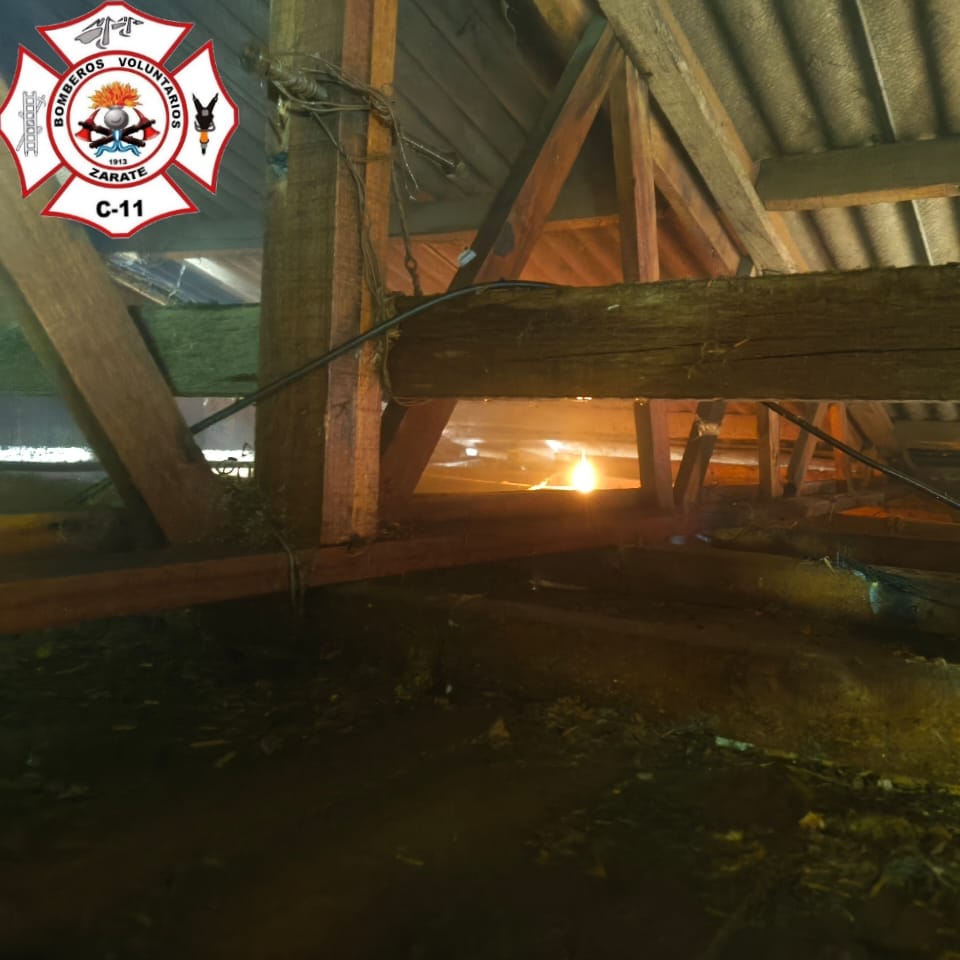 Rápida intervención de Bomberos controló un incendio en una vivienda de calle Sarmiento