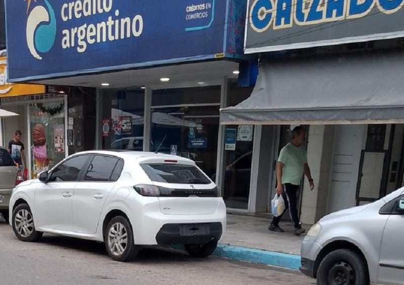 Un hombre se masturbó en pleno centro dentro de un vehículo sin patente y se dio a la fuga